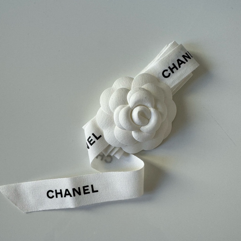 Chanel camélia with ribbon